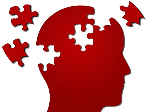 Profil eines Kopfes mit fehlenden Puzzleteilen