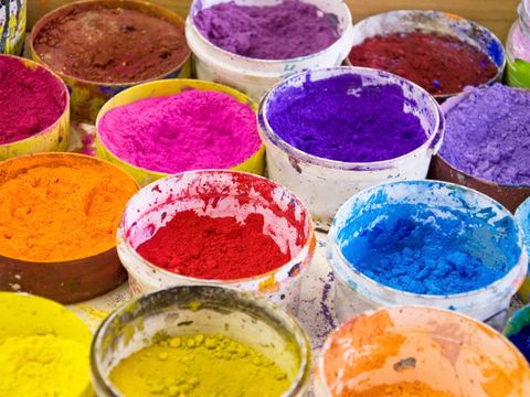 Farben_in_Eimern