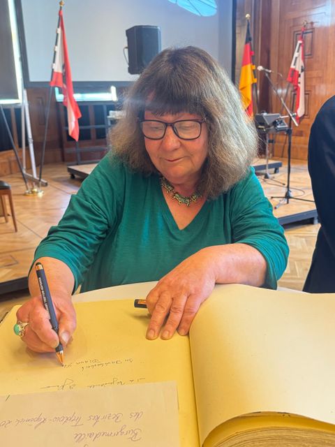 Diana Stoffels trägt sich ins Goldene Buch ein