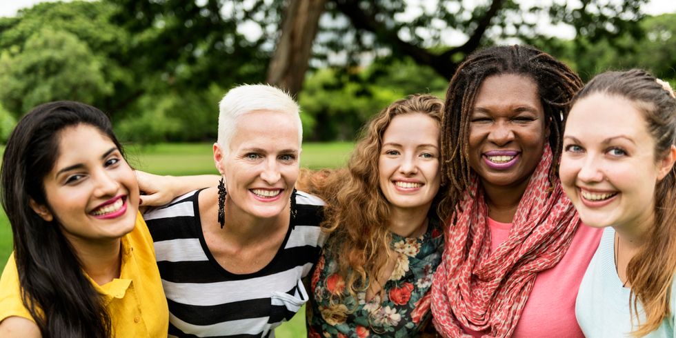 Fröhliche Frauen im Sommerpark