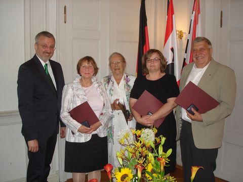 V.l.n.r.. Bezirksverordnetenvorsteher Rögner-Francke, Frau Weber, Frau Dr. Frisius, Frau Collavino-Loll, Herr von Bronewski