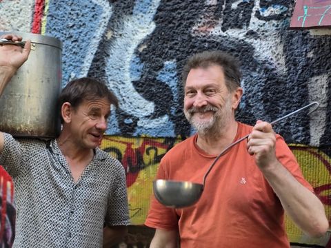 Olaf Schenckenberg und Uwe Wasserthal bringen mit dem Verein Suppe & Mucke die Menschen im Kiez bei einem Teller Suppe einander näher