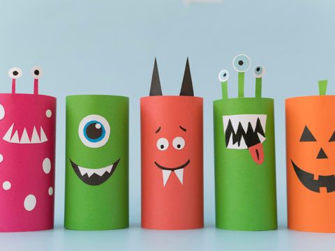Bunte Monster aus Klopapierrollen