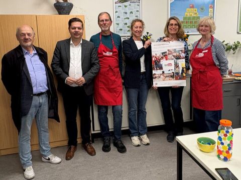 Gesunder Start in den Tag: Ehrenamtsprojekt „brotZeit e.V.“ an Lichtenberger Grundschule, v.l.n.r.: Jürgen Hoffmann, Martin Schaefer, Günter Winkel, Monika Brill-Bauer, Peggy Ast, Michaela Polzin