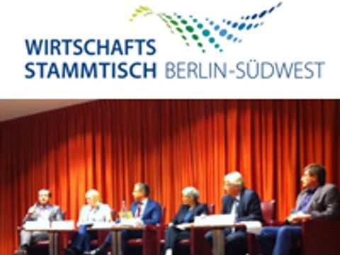 podium wirtschaftsstammtisch mit logo