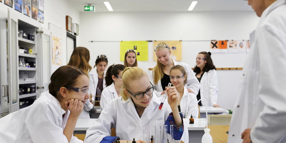 Schüler beim Experiment