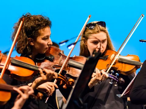 Streicherinnen mit Violinen