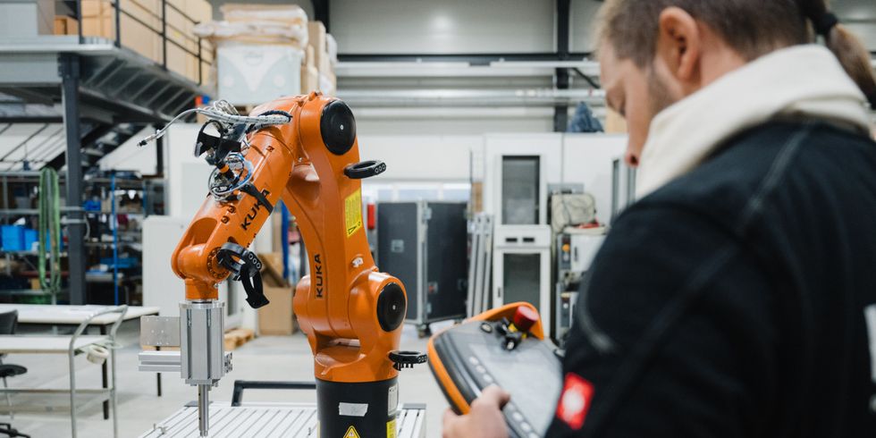 Ein orangener Roboterarm