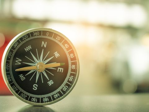 Mit Kompass auf Baumberg und Meer verschwommen Hintergrund