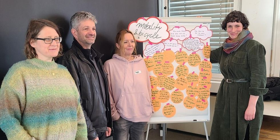 Bezirksverordnete Olja Koterewa, Oliver Schworck, Jugendstadtrat aus Tempelhof-Schöneberg, Peggy Hochstätter und Initiatorin Lotte Maeß (v.li.na.re.)