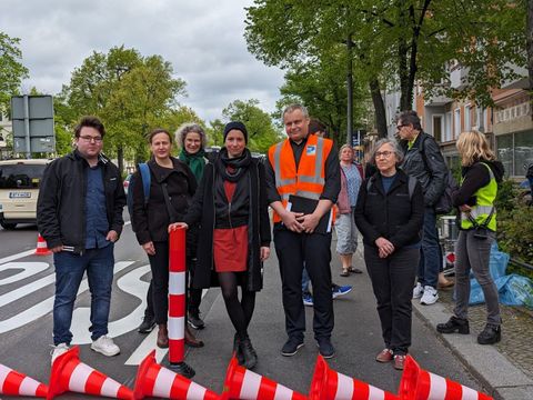 Bezirksstadträtin Dr. Saskia Ellenbeck (vierte von links) mit dem Bauleiter der Firma Possehl Spezialbau und Bezirksverordneten beim Rundgang (Bild: Ulrike Harbort)