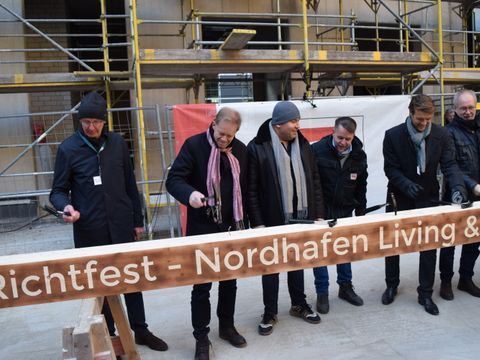 Bezirksstadtrat Ephraim Gothe (2.v.l.) beim Richtfest für das Projekt Nordhafen Living & Office