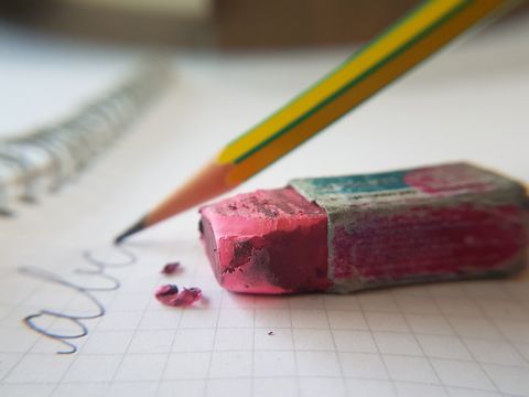 Bleistift und Radiergummi auf Notizblock