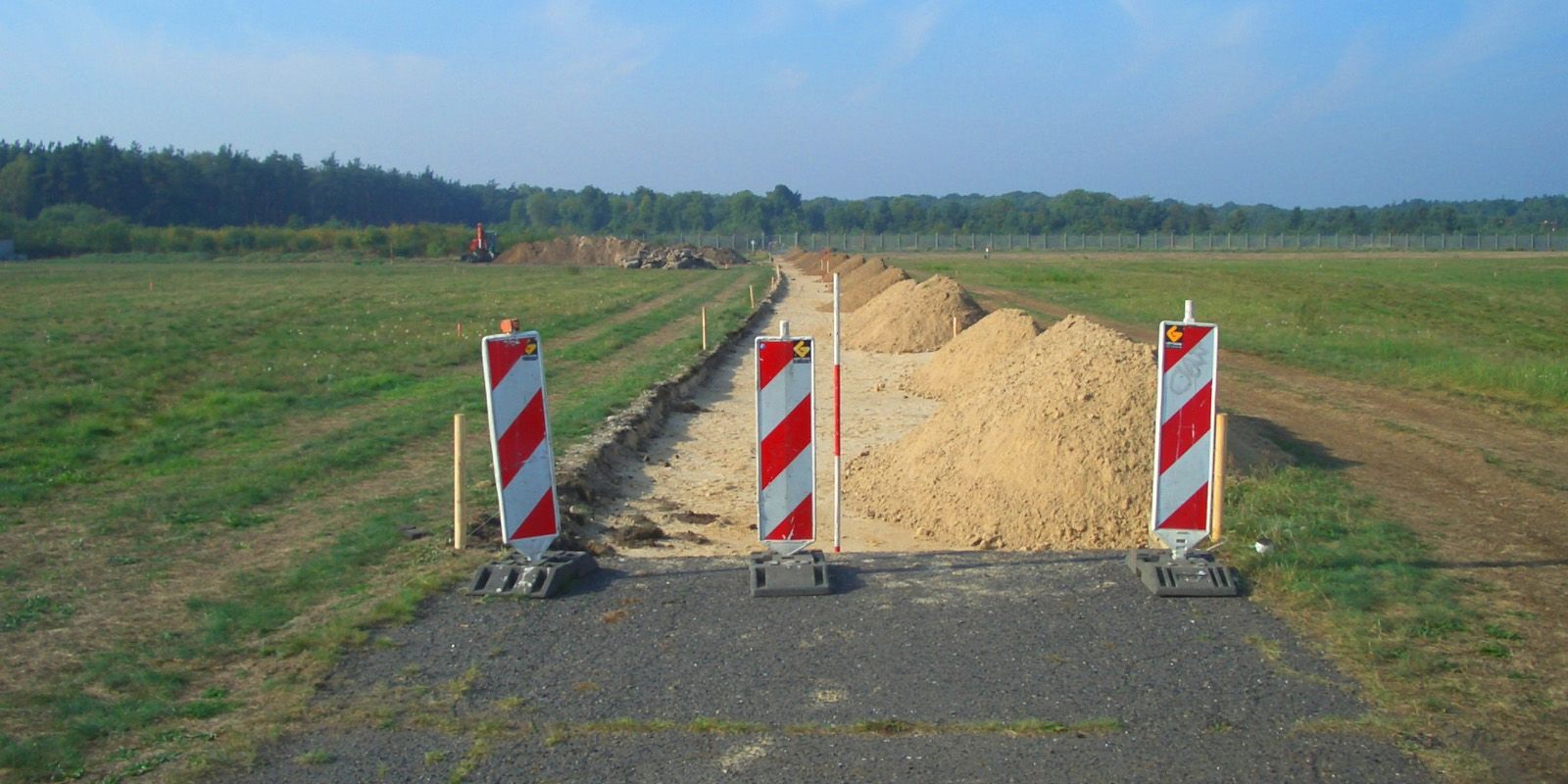 Entsiegelung eines Betriebswegs auf dem ehemaligen Flugfeld Tegel