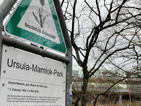 Ursula-Mamlok-Park Schild