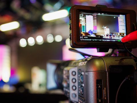 Fernsehkamera vor einer Bühne