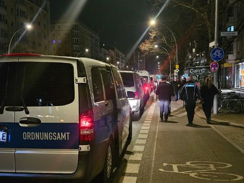 Bereits zwischen 20.30 Uhr und 0.15 Uhr überprüften acht Mitarbeitende des AOD gemeinsam mit zwei Kolleg*innen aus dem BelVa-Bereich insgesamt sechs Lokale und Gewerbebetriebe