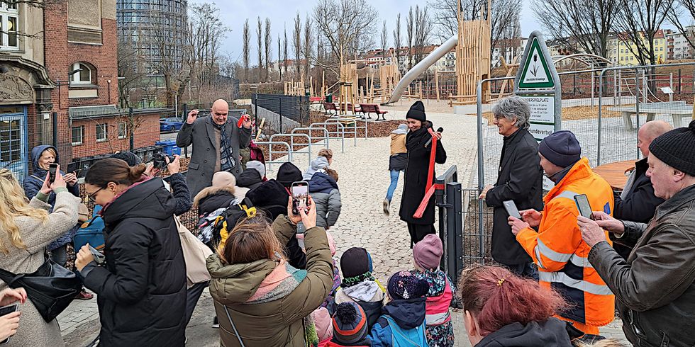 Eröffnung des Spielplatzes Ella-Barowsky-Straße mit Staatssekretär Machulik