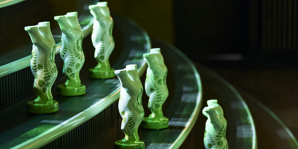 Sechs Bärenfiguren stehen auf einer Treppe.