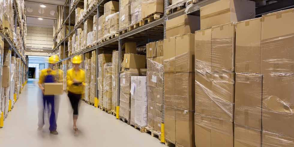 Lagerhalle mit gestapelten Kartons