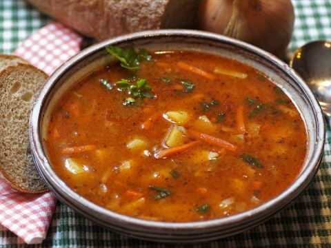 Suppenschüssel mit Suppe und Brot