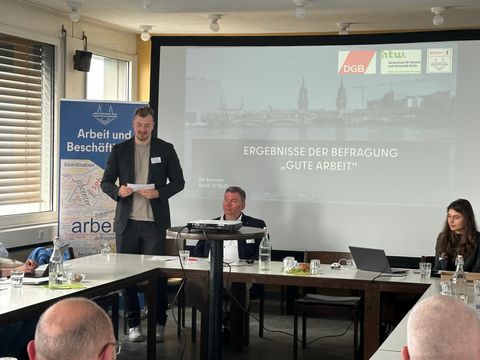 Statdrat Max Kindler steht vor Publikum und liest einen Zettel vor