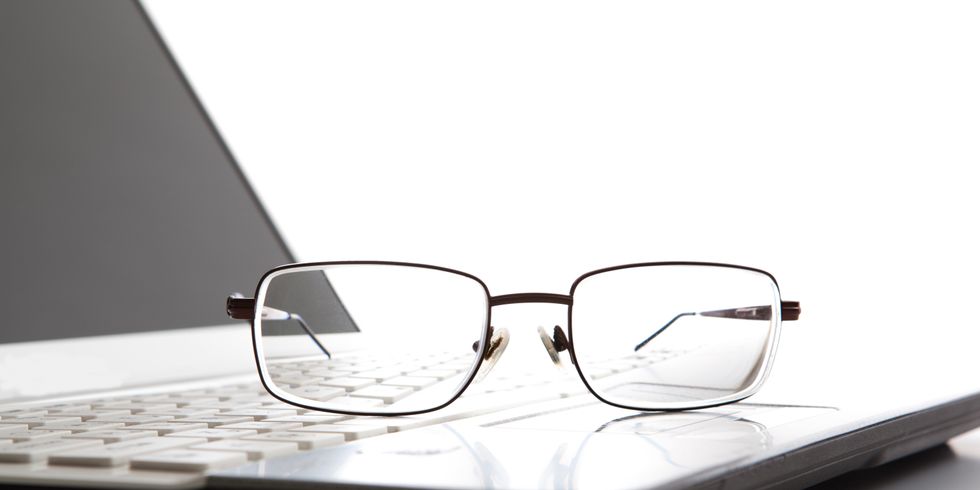 Brille liegt auf einer Laptop-Tastatur
