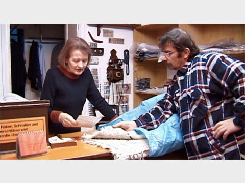 Foto aus dem Film: Rotweinrock und Lammfellmantel (Bild: Hannah Metten und Jan Gabber)