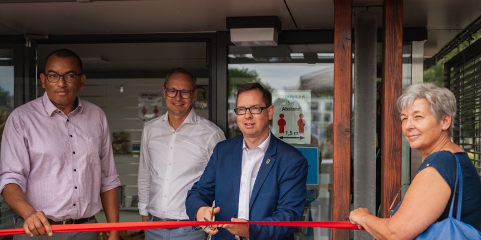 Eröffnung der Touristinformation am Treptower Hafen (v.l.n.r. R. Schaddach - Vorstandsvorsitzender Tourismusverein, M. Richter - Geschäftsführer Tourismusverein, O.Igel - Bezirksbürgermeister Treptow-Köpenick, Dr. I. Lehmann - Leiterin Straßen- und Grünflächenamt