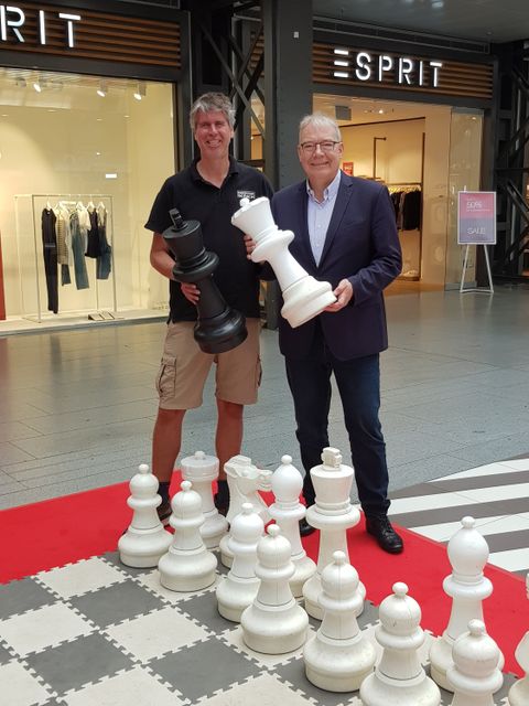 Bezirksstadtrat Harald Muschner (rechts) mit Veranstalter Sebastian Siebert. (Bild: BA Reinickendorf)