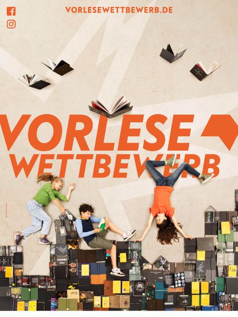 Plakat mit dem Text "Vorlesewettbewerb" und drei Kindern, die spielerisch neben vielen Büchern liegen