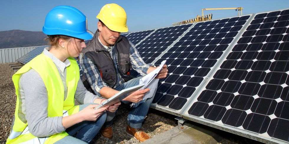 Inspektion eine Solaranlage auf einem Schuldach