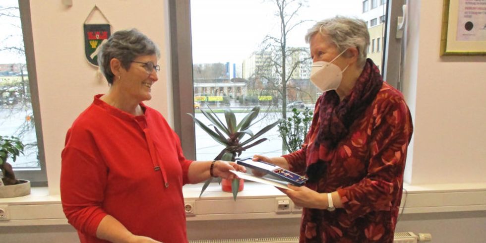 Übergabe Verdienstkreuz Bezirksbuergermeisterin Dagmar Pohle an Frau Gisela Peter