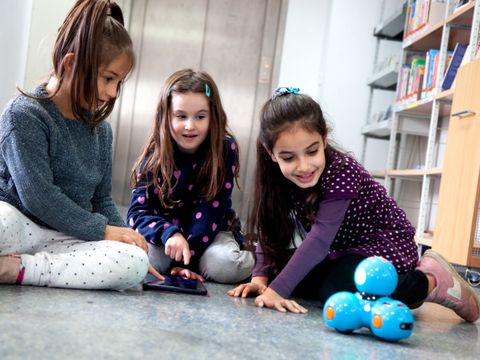 drei Mädchen programmieren Roboter Dash
