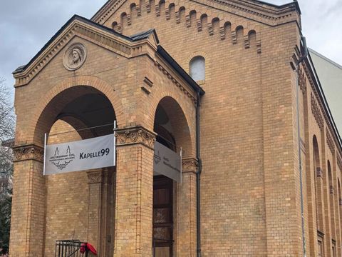 Foto vom Eingang der Kapelle99