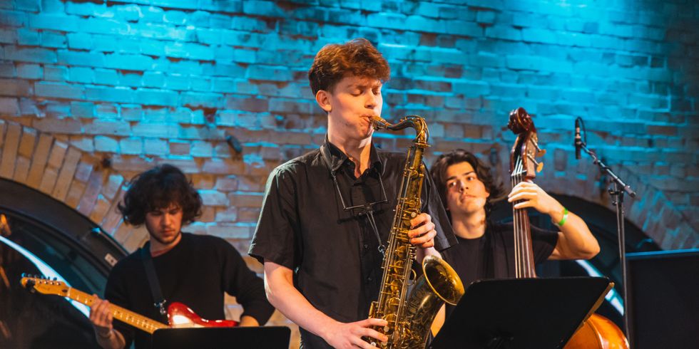 Drei junge Jazzmusiker auf der Bühne