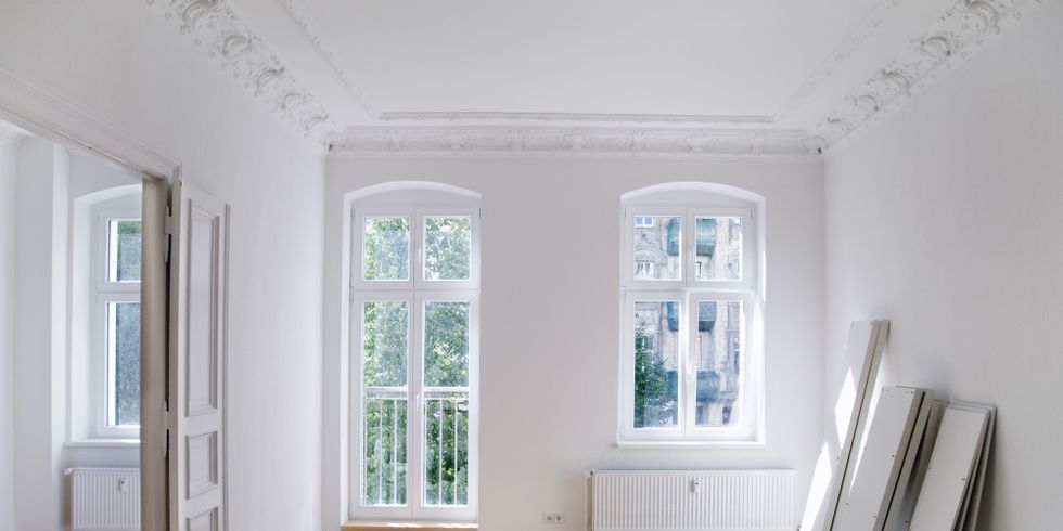 Leeres Zimmer in einem Altbau mit Holzdielen und Flügeltüren