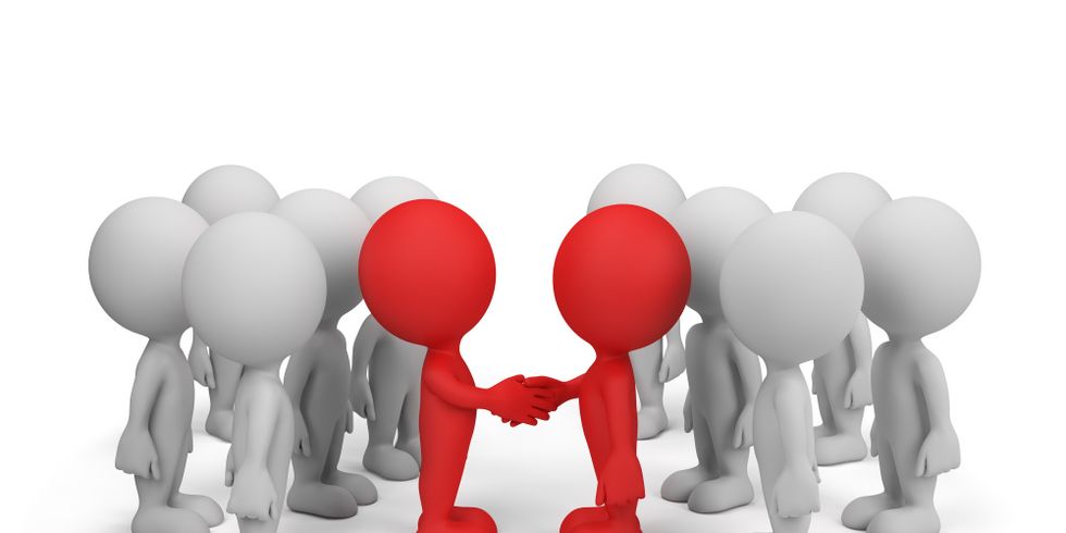 Zwei Gruppen stehen sich gegenüber, die beiden Redeführer schütteln sich die Hand