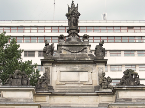Ansicht des Kathreinerhauses am Heinrich-von-Kleist Park mit Teilen der Königskolonnaden im Vordergrund
