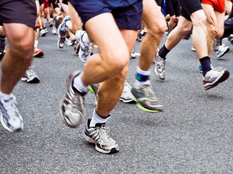 Füße und Beine bei einem Marathonlauf