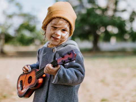 Kleines Mädchen spielt Kindergitarre