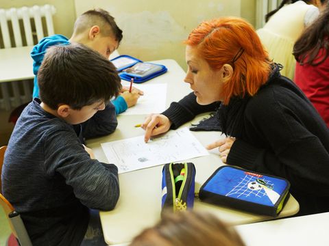 Lehrerin hilft Schülern