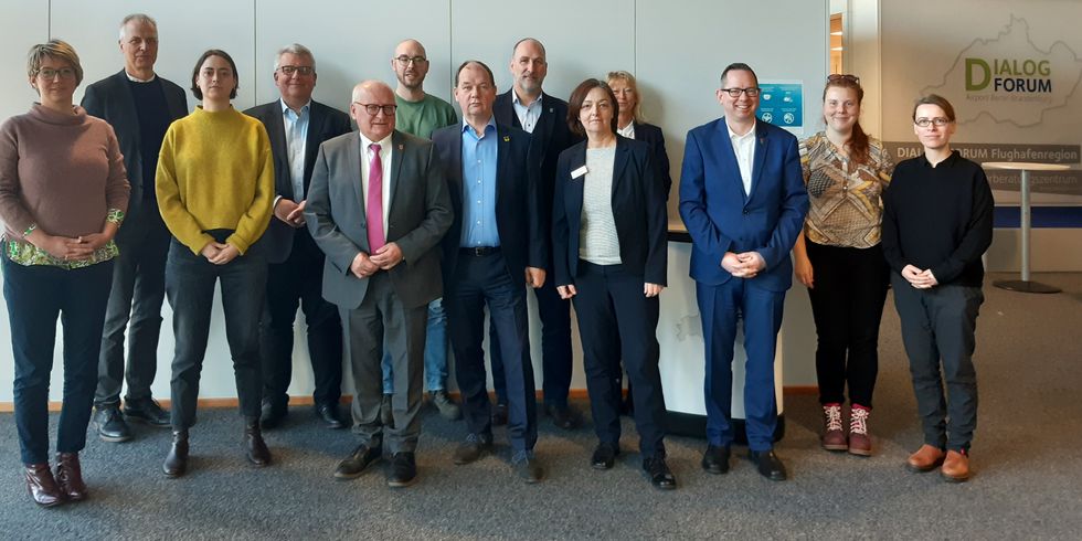 Klimanetzwerk v.l.n.r. Jana Herschelmann, Klimaschutzbeauftragte Bezirk Treptow-Köpenick Markus Mücke, BM Gemeinde Schulzendorf, Klimaschutzmanagerin Gemeinde Blankenfelde-Mahlow Michael Schwuchow, BM Gemeinde Blankenfelde-Mahlow Christian Hentschel, BM Gemeinde Schönefeld Timm Johannesmann, Klimaschutzmanager Stadt Königs Wusterhausen Jörg Jenoch, BM Gemeinde Eichwalde Frank Nerlich, BM Gemeinde Wildau Sylvia Hirschberg, Beig. Stadt Königs Wusterhausen Antje Girschick, GF BADC GmbH Oliver Igel, BezBM Treptow-Köpenick Elisabeth Mann, Klimaschutzmanagerin Gemeinde Eichwalde Ulrike Engelke, GF complan Kommunalberatung GmbH
