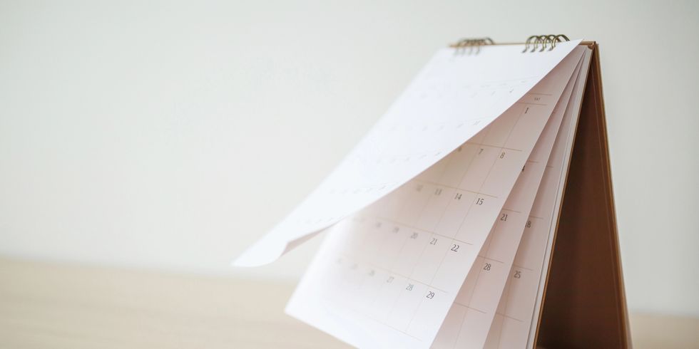 Kalenderblatt blättert Blatt auf Holz Tisch Hintergrund Geschäftsplan Planung Termin Besprechung Konzept