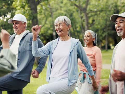 Seniorenfitnesskurs im Park