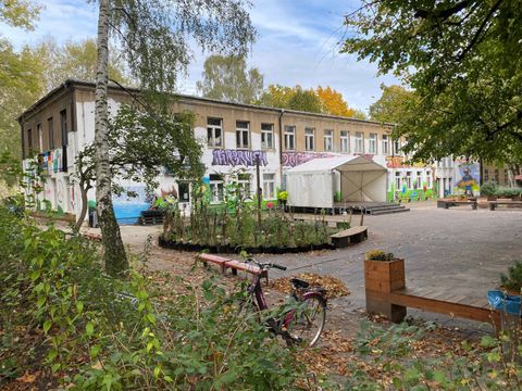 Der Jugendklub Upsala mit versiegeltem Vorplatz