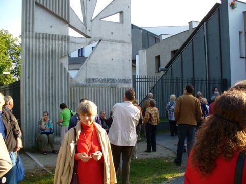 Vor der Heinz-Galinski-Schule, Foto: KHMM