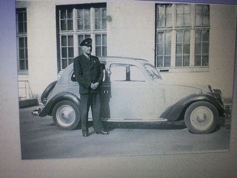 Auch das Automobil des Großvaters mit dem Chauffeur Herrn Quasebarth gehörte zu Peters bürgerlicher Berliner Kindheit. Gemeinsam unternahmen sie viele Ausflüge