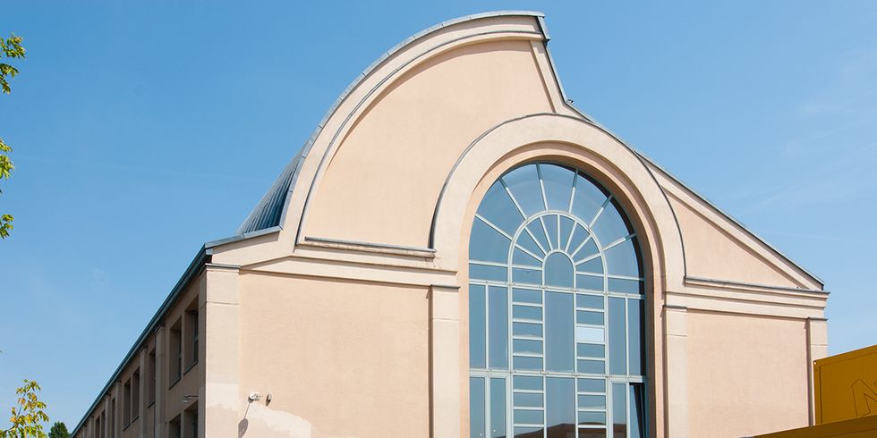 Charakteristische Fensterfront der Humboldt-Bibliothek