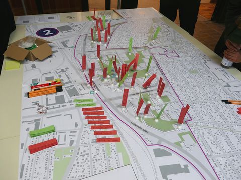 Plan des Untersuchungsraums Marzahn Süd mit roten und grünen beschrifteten Fähnchen für Positives und Mängel